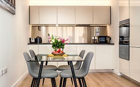 Silver Apartment Kew Bridge London